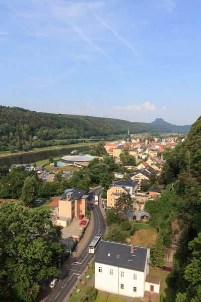 エルベ川と山リリエンシュタイン ザクセン ・ スイスのバート ・ シャンダウの町並み - 写真・画像