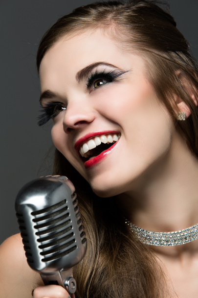 Güzel bayan şarkıcı - Fotoğraf, Görsel