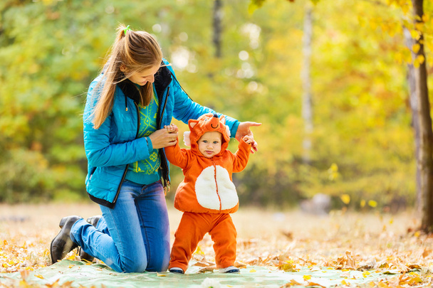 mulher e seu filho bebê no parque de outono
 - Foto, Imagem