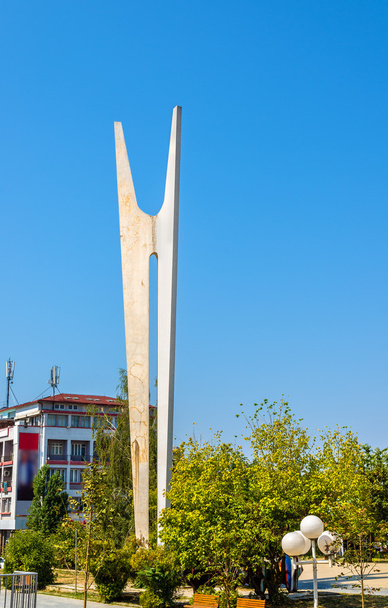 Monumento a la Hermandad y la Unidad en Pristina - Kosovo
 - Foto, Imagen
