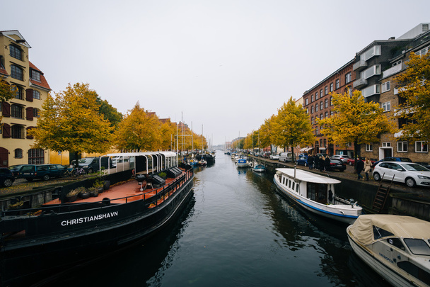 Autumn color and boats along the Christianshavn Canal, in Christ - Foto, afbeelding