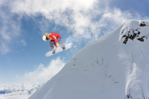 Snowboarder volador en las montañas
 - Foto, Imagen