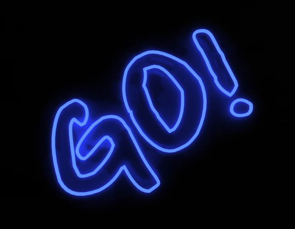 GO néon signe sur fond noir
 - Photo, image