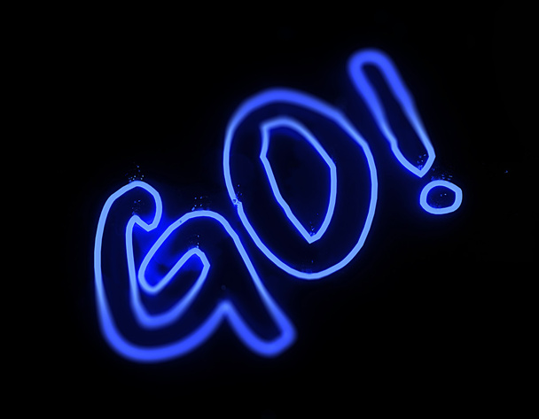 Go Leuchtreklame auf schwarzem Hintergrund - Foto, Bild