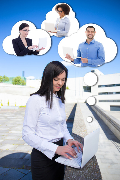 концепція інтернет-торгівлі - бізнес-леді з ноутбуком і хмарою
 - Фото, зображення