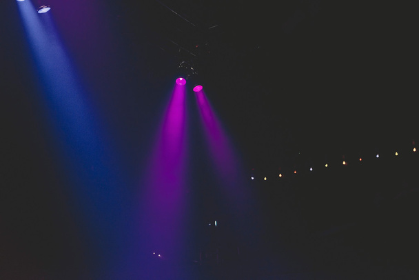 Farbige Lichtstrahlen in Nachtclub. - Foto, Bild
