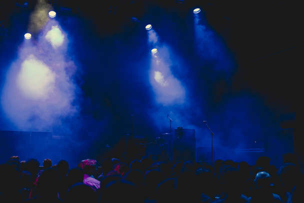 Multidão no palco de música vazia
 - Foto, Imagem