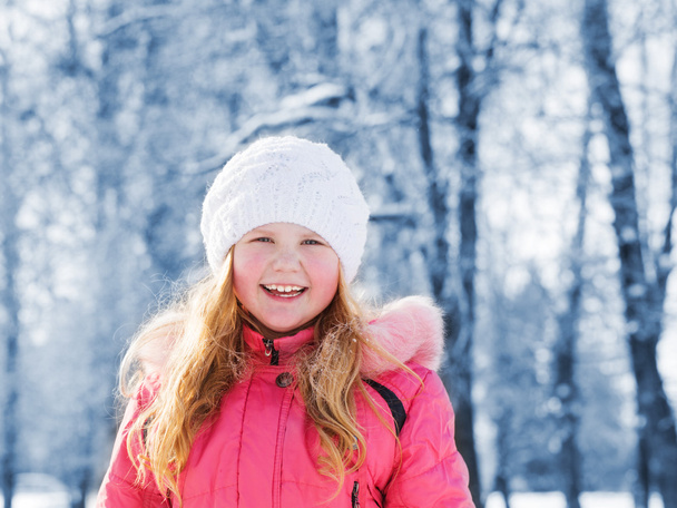 girl in winter park - Foto, afbeelding
