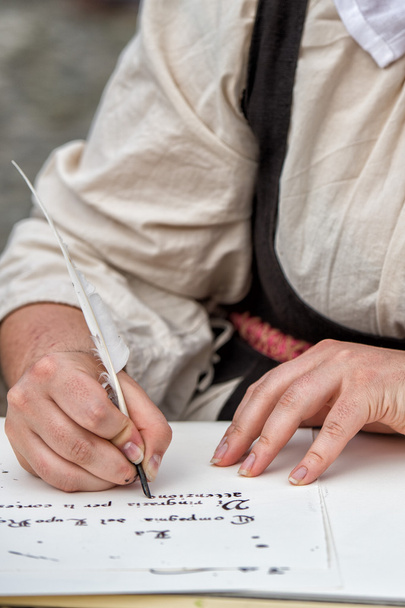 Hände schreiben einen Brief mit einer Feder - Foto, Bild