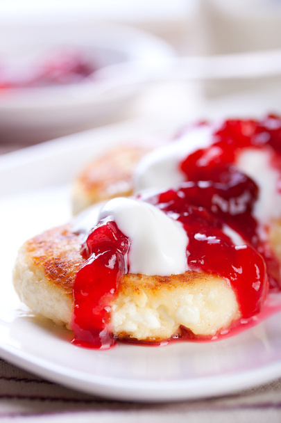 Cottage cheese pancakes with sour cream and strawberry jam - Foto, immagini