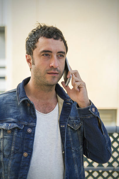 Homme attrayant parlant avec téléphone mobile
 - Photo, image