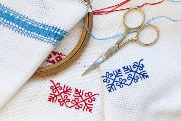 Samples Ukrainian embroidery, unfinished work in progress and tools for embroidery - Fotoğraf, Görsel