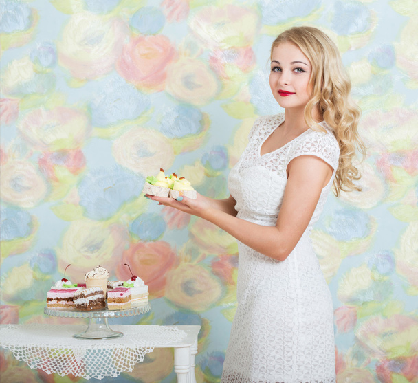 young woman with sweet cake - Фото, изображение