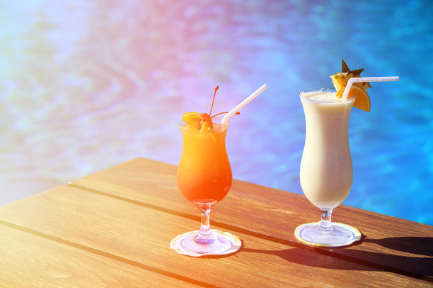 zwei Cocktails am tropischen Luxusstrand - Foto, Bild