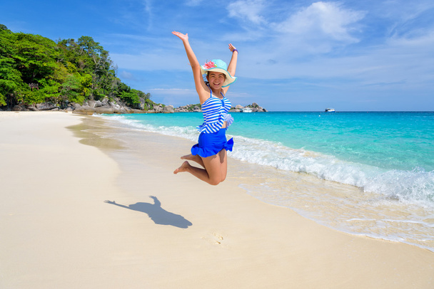 Девушка прыгает с счастливы на пляже в Таиланде
 - Фото, изображение