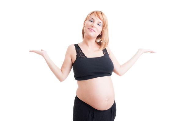 Hamile kadın üzerinde beyaz kopyalama alanı her iki avuç içi gidiyor - Fotoğraf, Görsel