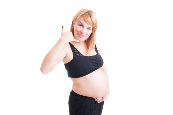 Zwangere vrouw maken Bel me gebaar met vriendelijke gezicht - Foto, afbeelding