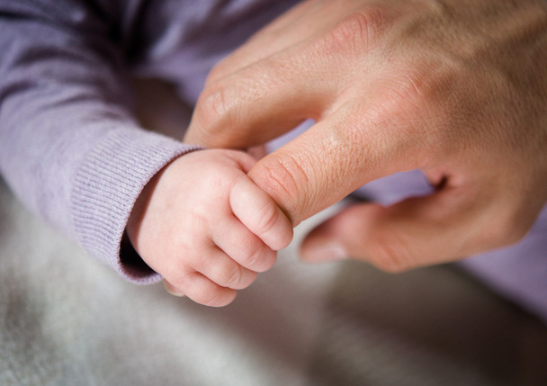 父の指と新生児赤ちゃんの手 - 写真・画像