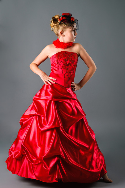 tiener meisje poseren in prom jurk op studio neutrale achtergrond - Foto, afbeelding