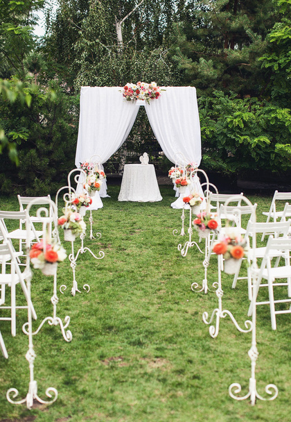 屋外の結婚式のための椅子 - 写真・画像