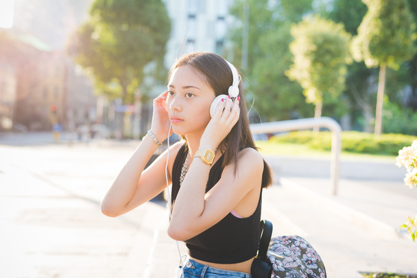 Mujer asiática escuchando música
 - Foto, Imagen