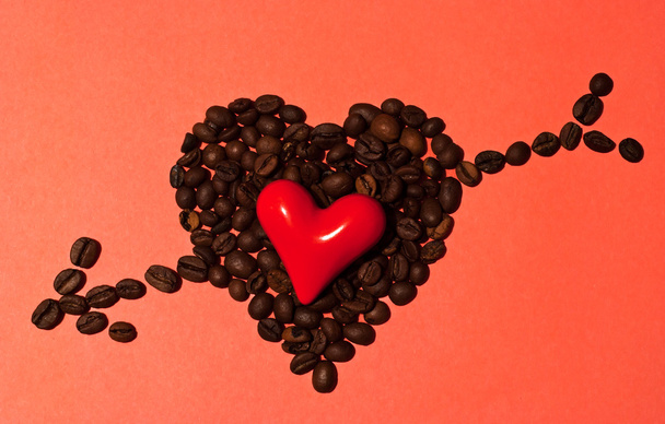 コーヒー豆と小さな赤いハート - 写真・画像