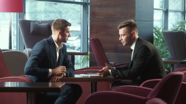 dialog of businessmans using touchpad - Video, Çekim