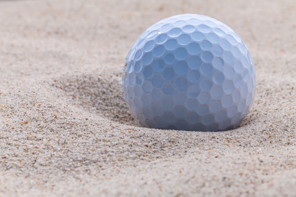 Kum BUNKERİ sığ derinlik-in tarla golf topu kadar kapatın. - Fotoğraf, Görsel