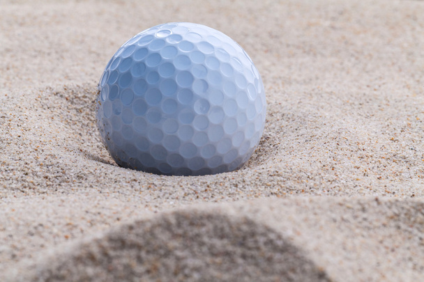Close up pallina da golf in bunker di sabbia profondità di campo poco profonda
. - Foto, immagini
