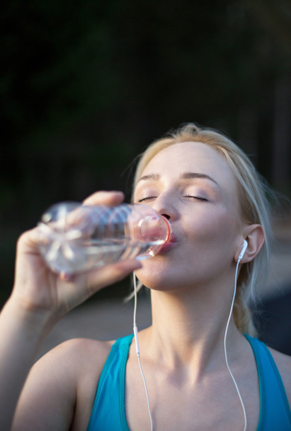 Woman fitness runner drinking and splashing water in her face. F - Fotografie, Obrázek