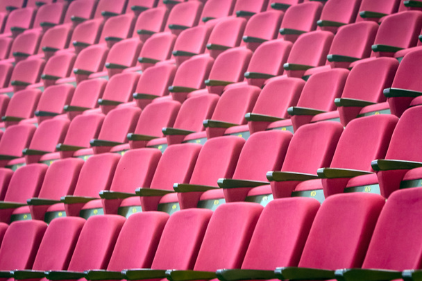 leere rote Sitze in Klassenzimmern - Foto, Bild