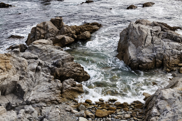 Ocean Water Surging On To Rocky Beach - Foto, immagini