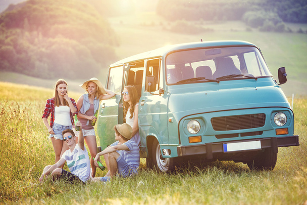 Young hipster friends on road trip - Foto, imagen