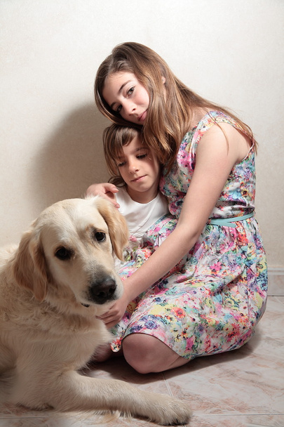 filles avec leur chien
 - Photo, image