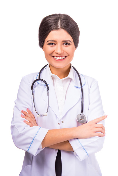 Portrait d'une jeune belle femme médecin en manteau blanc
 - Photo, image