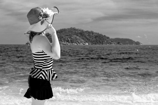 Zwart-wit meisje op het strand in Thailand - Foto, afbeelding