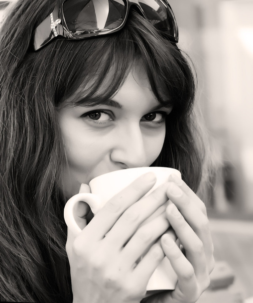 Petite fille avec une tasse de café. Concentre-toi sur les yeux
. - Photo, image