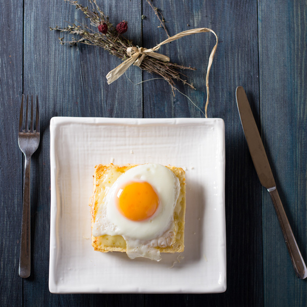 Мадам Кроке на белом блюде
 - Фото, изображение