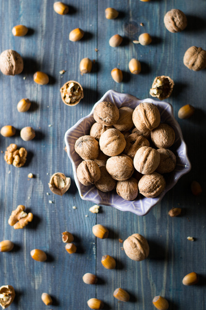 Walnuts on wooden table - Foto, Imagen