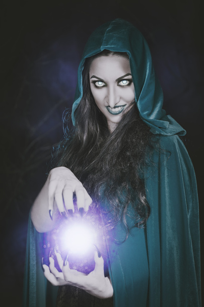 Хэллоуинская ведьма с огненным шаром в руках
 - Фото, изображение