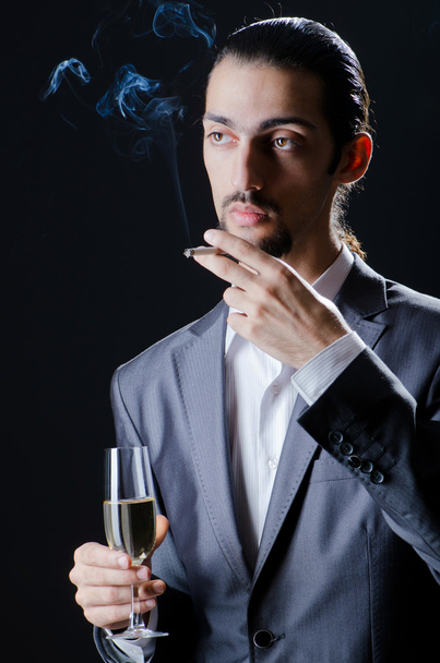 muž ochutnávka vína ve skle - Fotografie, Obrázek