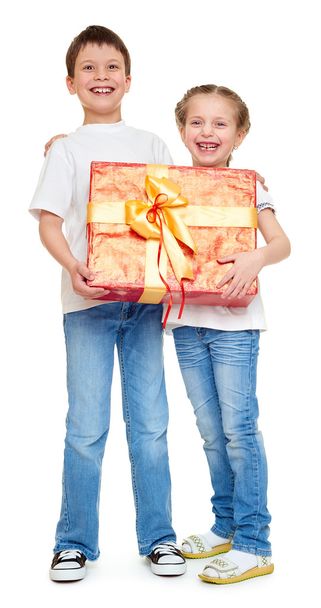 chłopiec i dziewczynka z czerwone pudełko i złoty łuk - wakacje obiektu koncepcja na białym tle - Zdjęcie, obraz