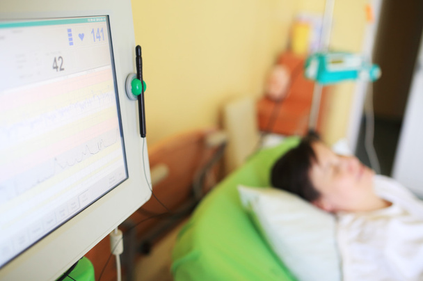 Pacjent w szpitalu z osłonami monitora - Zdjęcie, obraz