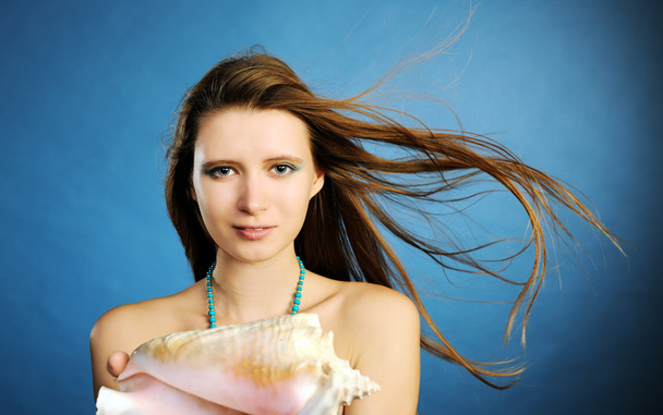 Girl with shell - Foto, afbeelding