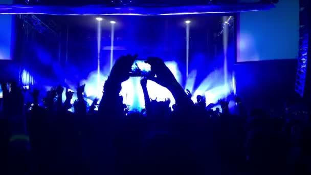 bir kalabalığın bir konserinde siluetleri - Video, Çekim