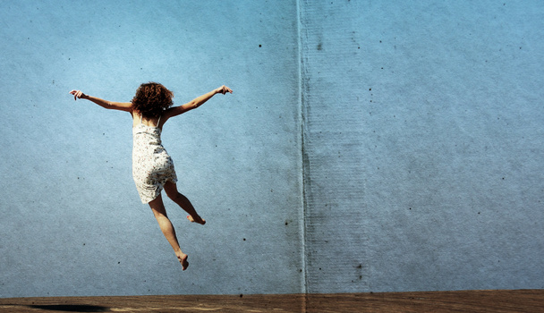 Забавный прыжок молодой женщины. свобода
. - Фото, изображение