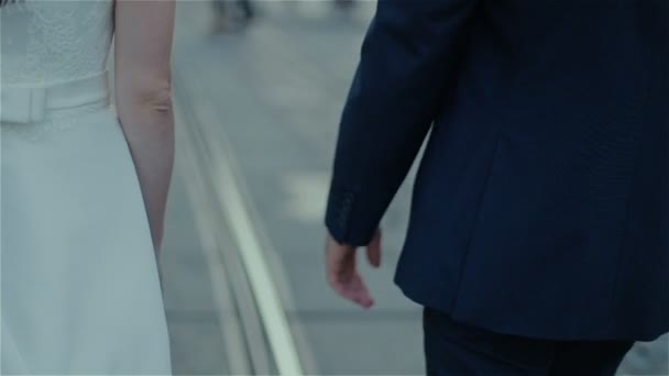 junges Paar in der Hand erwischt - Filmmaterial, Video