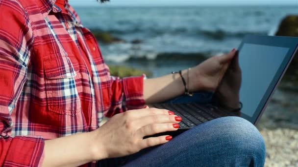 Κορίτσι με το lap-top που κάθονται στην παραλία - Πλάνα, βίντεο