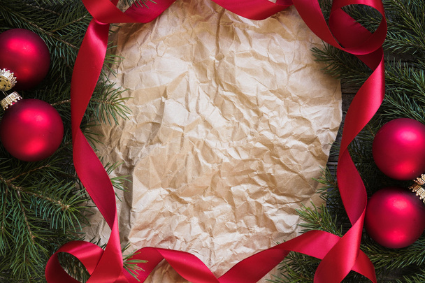 Ramos de árvore de Natal decorados em torno de papel
 - Foto, Imagem