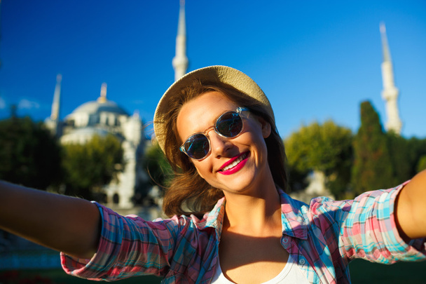 Dívka v klobouku, tím selfie smartphone na poza - Fotografie, Obrázek